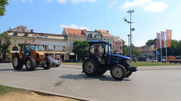 Poljoprivrednici Stiga blokiraju saobraćaj zbog niske cene pšenice