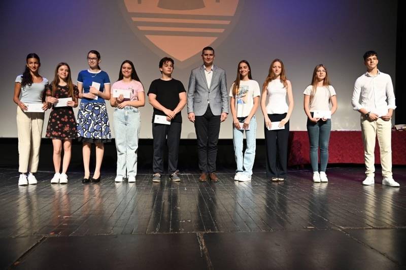 Grad Požarevac nagradio najuspešnije đake i njihove mentore za školsku 2024/2025. godinu
