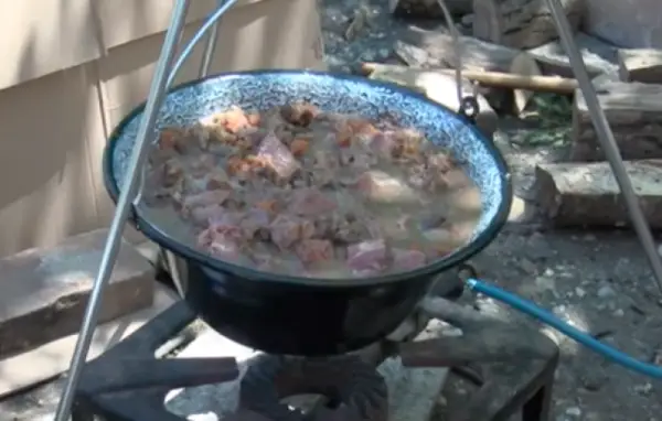 Tradicionalno takmičenje u kuvanju gulaša u Kasidolu