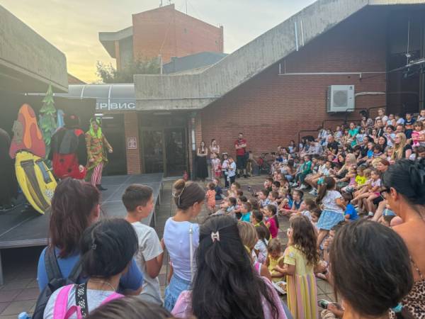 Letnja scena u Požarevcu: Dečja predstava razveselila mališane, večeras predstava „Iseljenici“