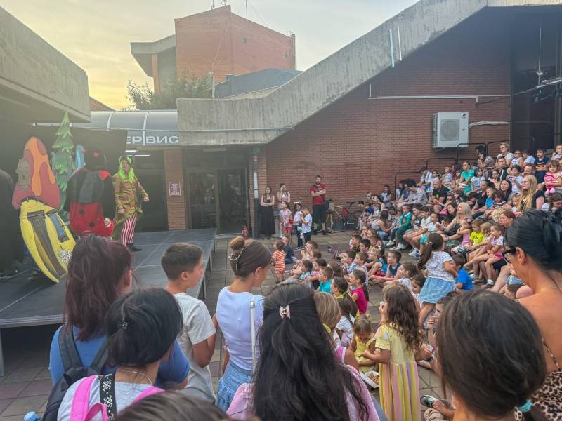 Letnja scena u Požarevcu: Dečja predstava razveselila mališane, večeras predstava „Iseljenici“