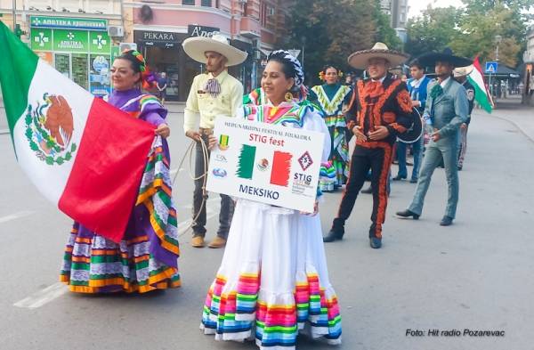 "Stig fest": Folklor iz sveta i tradicionalno srpsko kolo oduševili publiku
