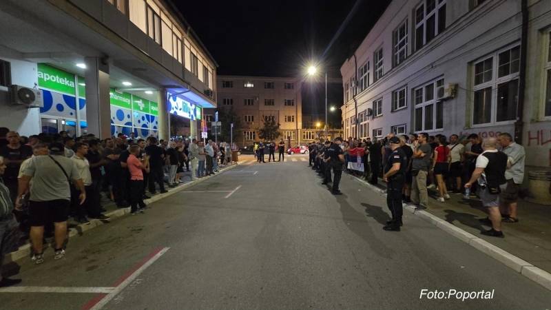 Sinoć su se ispred SNS-a okupili simpatizeri stranke i studenti