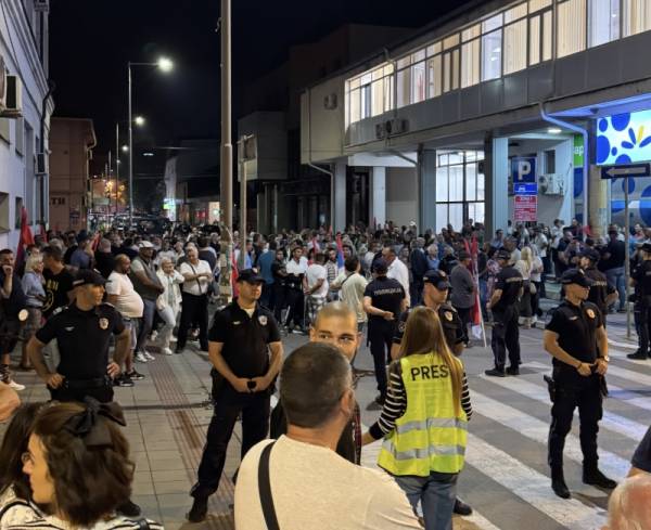 Paralelna okupljanja ispred prostorija SNS-a u Požarevcu