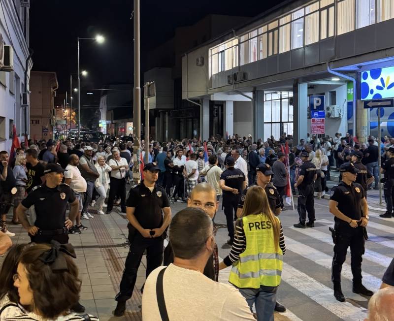 Paralelna okupljanja ispred prostorija SNS-a u Požarevcu