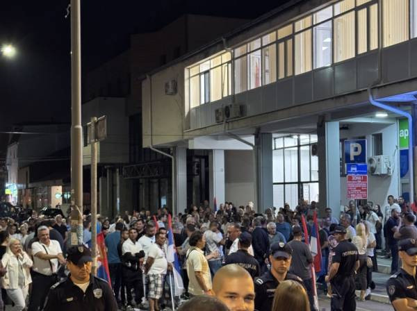 SNS Požarevac: Mirno okupljanje ispred stranačkih prostorija uprkos provokacijama