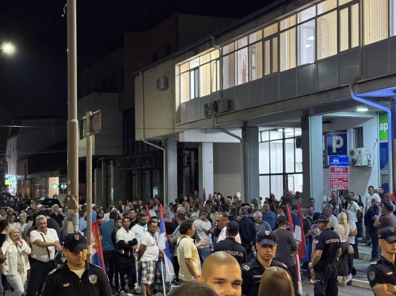 SNS Požarevac: Mirno okupljanje ispred stranačkih prostorija uprkos provokacijama