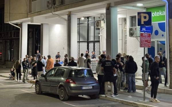 Protest „Dekontaminacija“ ispred prostorija SNS-a u Požarevcu