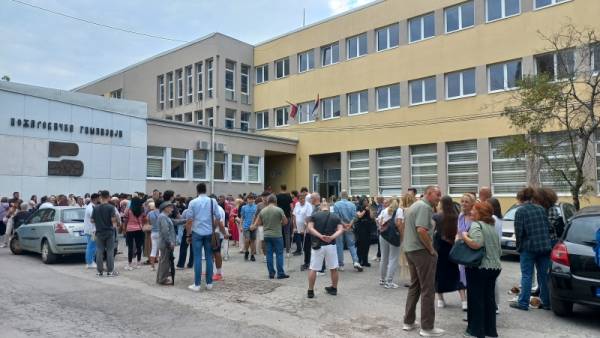 Bivša direktorka se obratila tokom protesta ispred Požarevačke gimnazije