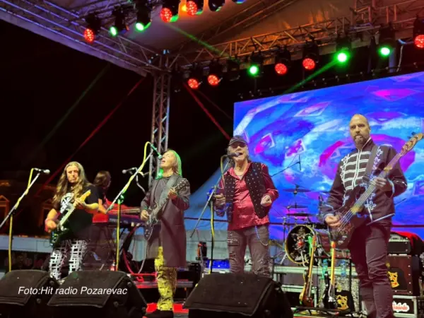 Publika horski pevala uz Divlje Jagode