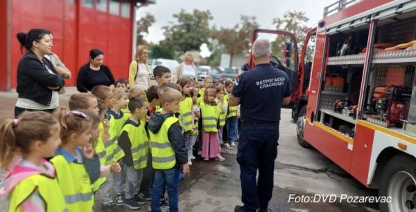 Mališani iz Požarevca u poseti vatrogascima