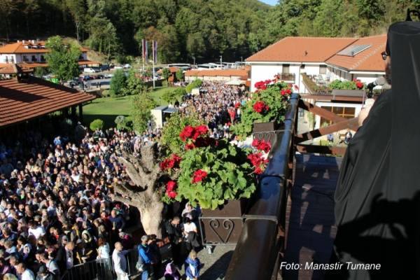 Manastir Tumane juče posetilo preko 15.000 vernika