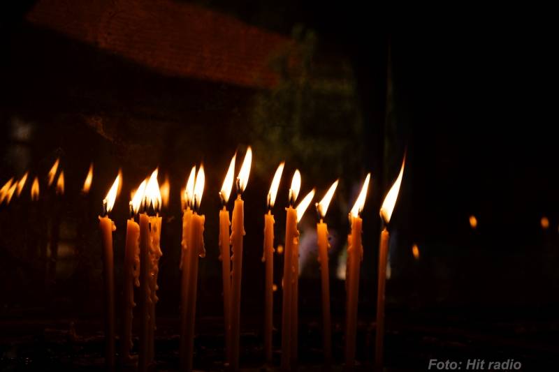 Danas su Miholjske zadušnice – sećanje na preminule uz molitvu i paljenje sveća
