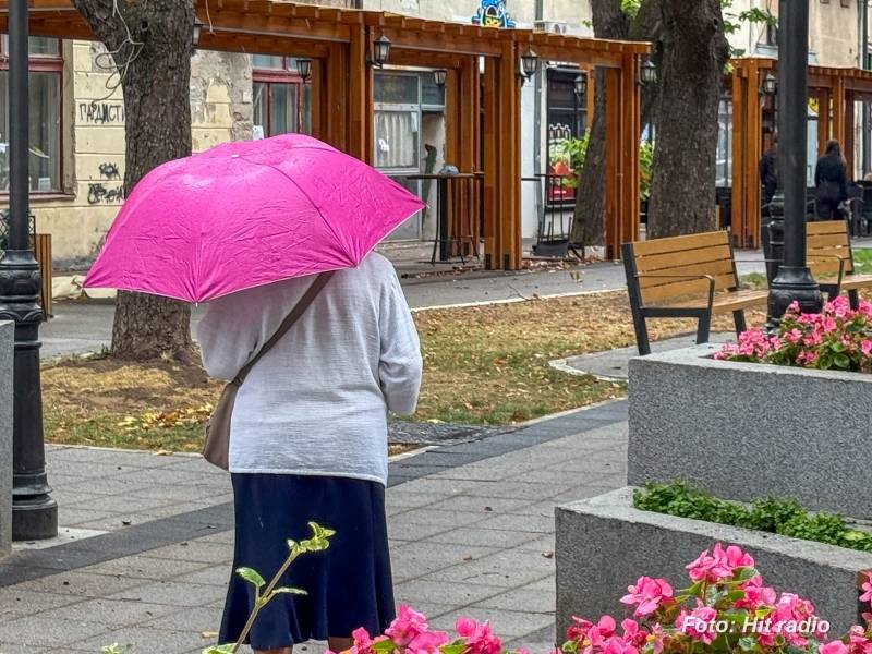 Oblačno, povremeno sa slabom kišom