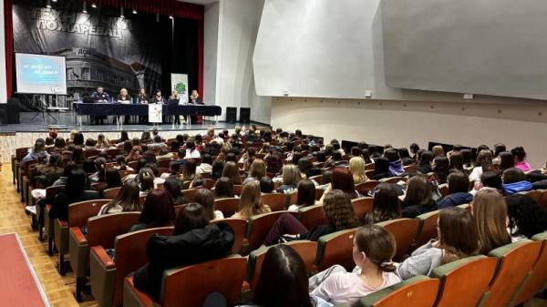 Tribine u Požarevcu: Policija i stručnjaci govorili učenicima i građanima o prevenciji nasilja nad ženama