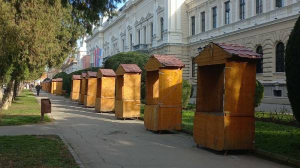 Drvene tezge spremne za Novogodišnji i Božićni vašar u Požarevcu