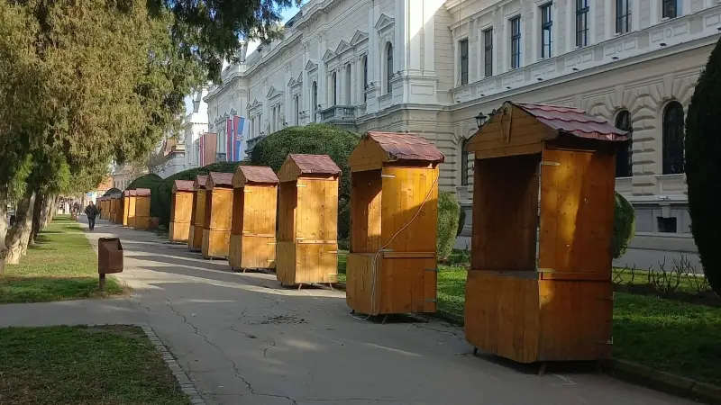Drvene tezge spremne za Novogodišnji i Božićni vašar u Požarevcu