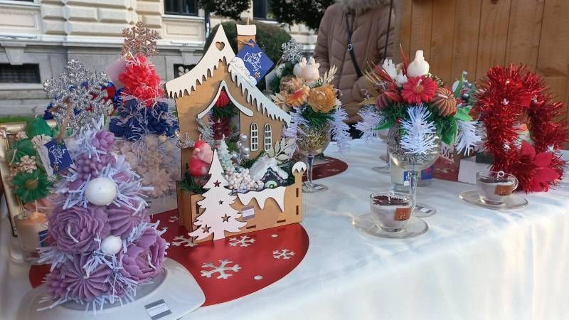 Prodaja prazničnih ukrasa u Gradskom parku