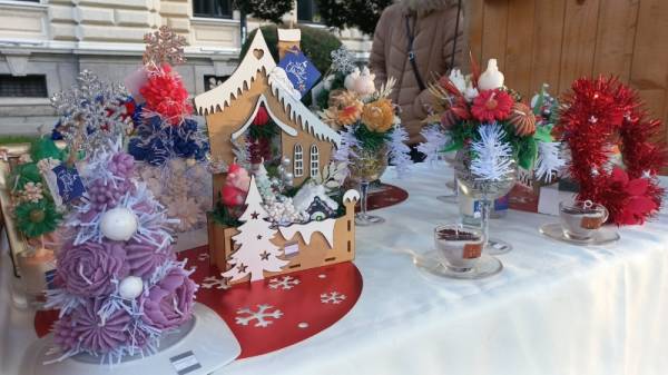 Prodaja prazničnih ukrasa u Gradskom parku