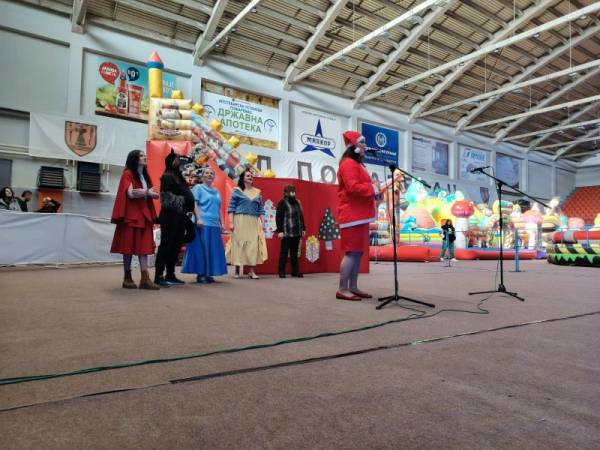 Deca uživala u prazničnoj predstavi i podeli paketića