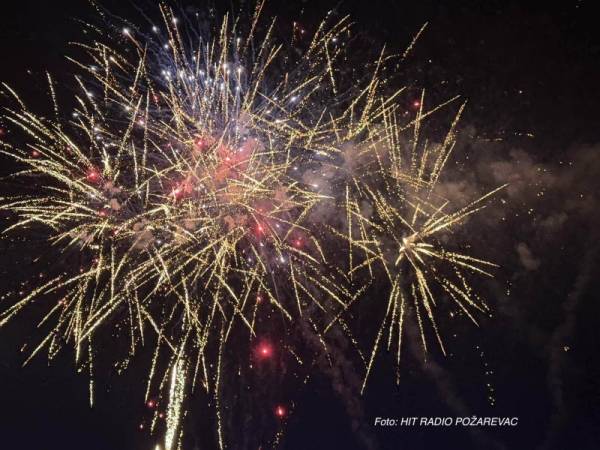 Požarevljani na Gradskom trgu dočekali Novu 2026. godinu uz muziku i vatromet
