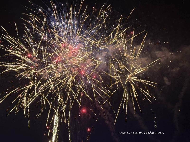 Požarevljani na Gradskom trgu dočekali Novu 2026. godinu uz muziku i vatromet