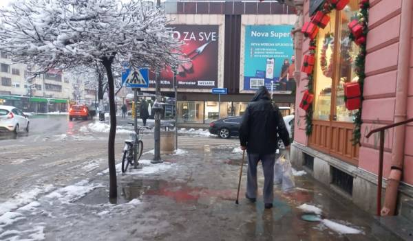 Sneg i raskvašene površine predstavljaju rizik za pešake