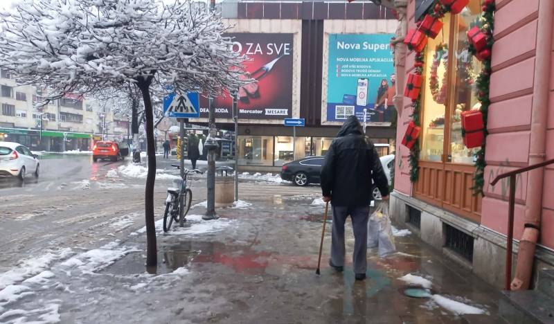 Sneg i raskvašene površine predstavljaju rizik za pešake