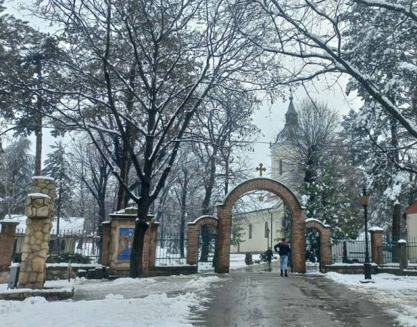 Badnje veče u Sabornoj crkvi: Tradicionalno osvećenje i paljenje badnjaka