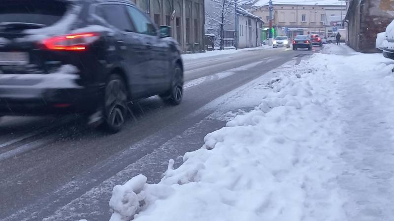 Saobraćajna policija upozorava: Otežani uslovi na putevima, apel na dodatni oprez