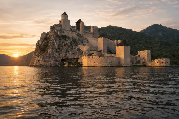 Počela turistička sezona u Golupcu: Kreću vožnje katamaranom i turističkim vozićem