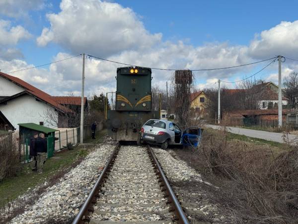 Teretni voz udario u putničko vozilo na pružnom prelazu u Jugovićevoj ulici