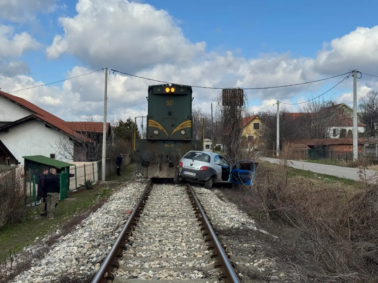 Teretni voz udario u putničko vozilo na pružnom prelazu u Jugovićevoj ulici
