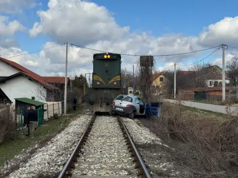 Teretni voz udario u putničko vozilo na pružnom prelazu u Jugovićevoj ulici