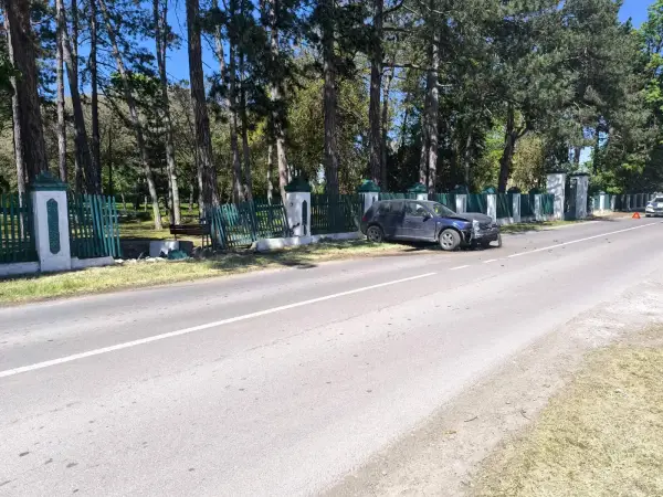 Automobil sleteo sa puta u Ljubičevu: Oštećeni stub i ograda ergele