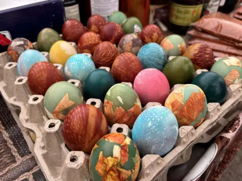 Na pijaci i gotova, ofarbana jaja