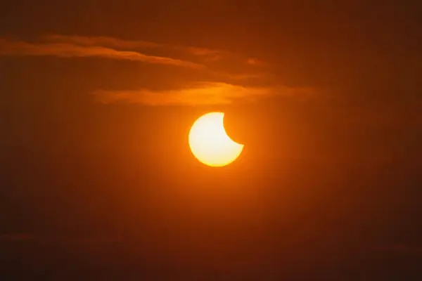 Danas potpuno pomračenje Sunca u delu Sveta, u Srbiji vidljivo delimično pred zalazak