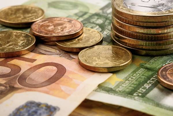 Srednji kurs evra 117,3938 dinara, dolar ojačao