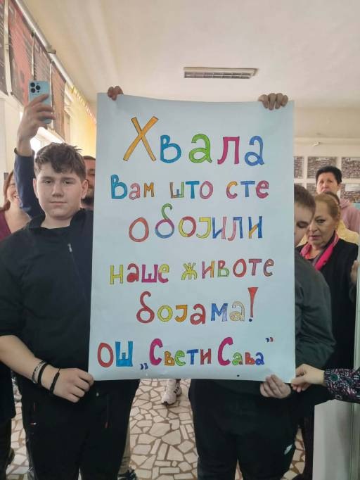 Aplauz koji se pamti: Učenici aplauzom ispratili nastavnika u penziju (VIDEO)