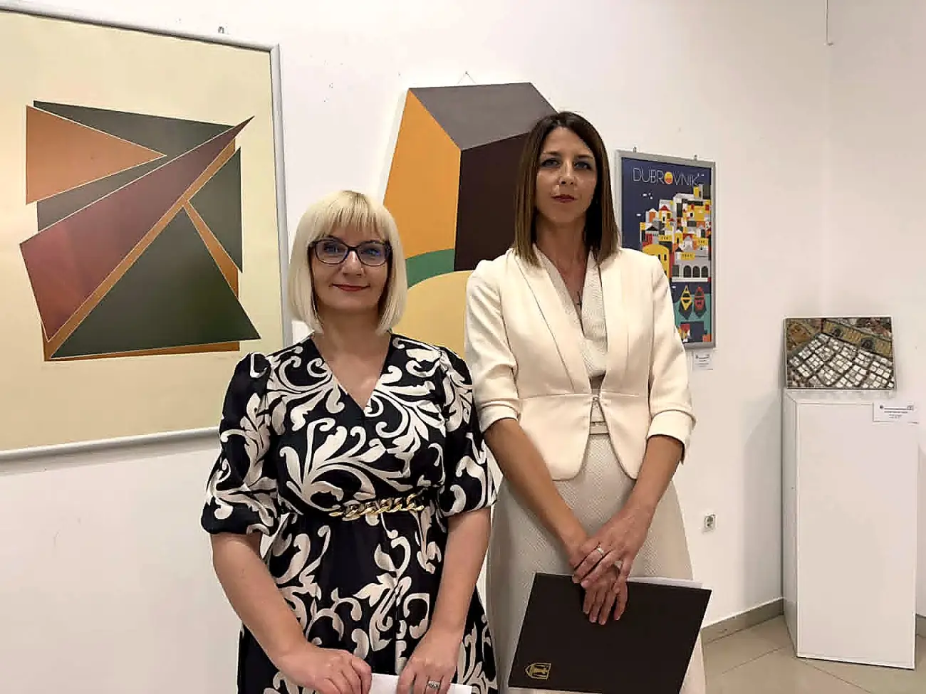 Marina Radosavljević i Biljana Milosavljević Pićurić na otvaranju jubilarne izložbe u Galeriji Narodnog muzeja Požarevac Foto: Hit radio/I.B.