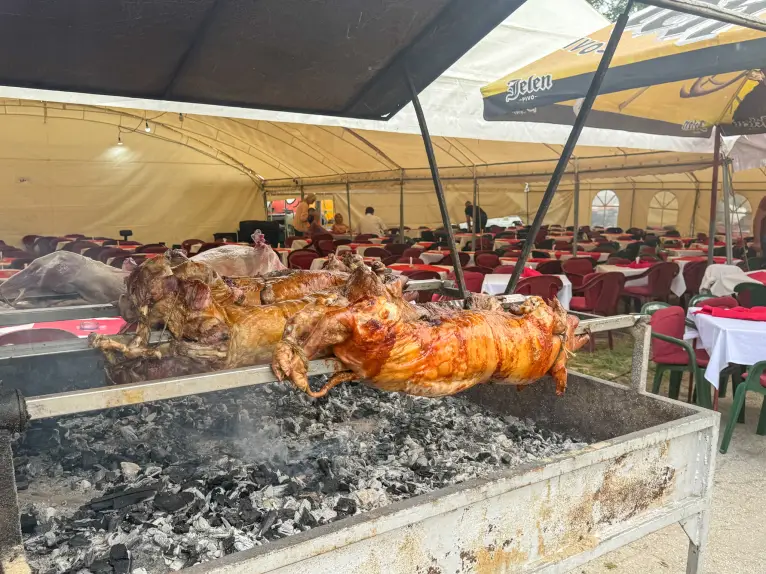 Miris roštilja, luna-park i tezge: Počeo Ivanjdanski vašar