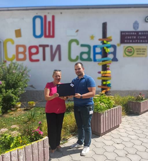 Nova oprema za OŠ „Sveti Sava“ u Požarevcu: dm donirao laptopove i monitore