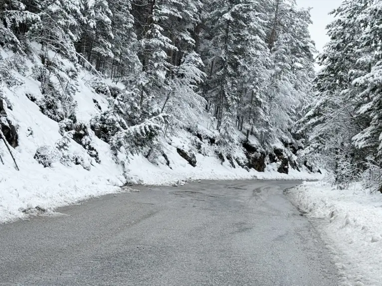 Sneg na planinama pred početak proleća