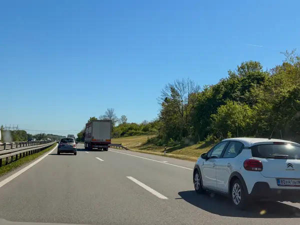 Kamion probio zaštitnu ogradu na auto-putu kod petlje Požarevac