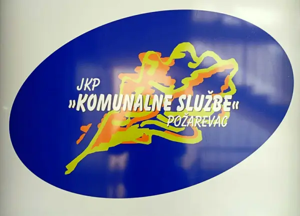 Apel građanima: Ne uništavajte gradski mobilijar lepljenjem nalepnica