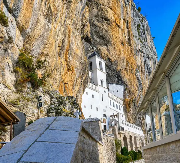 Danas je Sveti Vasilije Ostroški: Čudotvorac čiji manastir posećuju vernici iz celog sveta