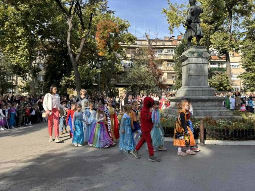 Šarene maske, osmesi i dečja mašta ispunili Gradski park 