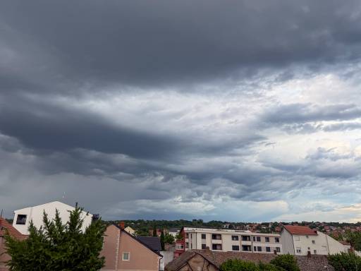 Crveni meteoalarm za delove Srbije: Prete oluje sa gradom većim od pet centimetara i orkanskim vetrom
