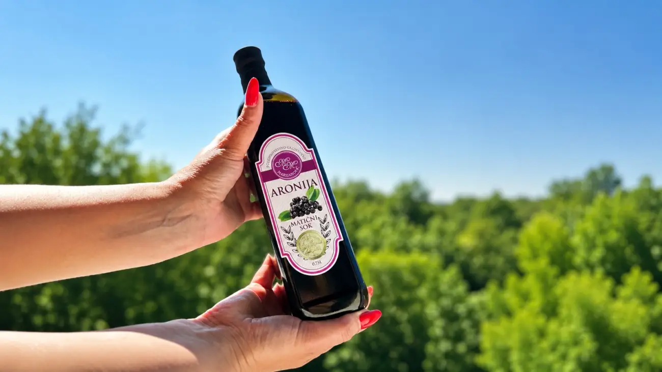 Matični sok od aronije za koji je Poljoprivredno gazdinstvo „Marjanović“ osvojilo zlatnu medalju za kvalitet na Međunarodnom poljoprivrednom sajmu u Novom Sadu /Foto: Marija J. Bogdanović