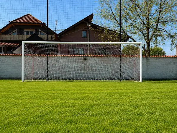 Četiri vrhunske lopte za FK „Mladi Radnik 1926“ – poklon velikog prijatelja kluba Gorana Tufegdžića